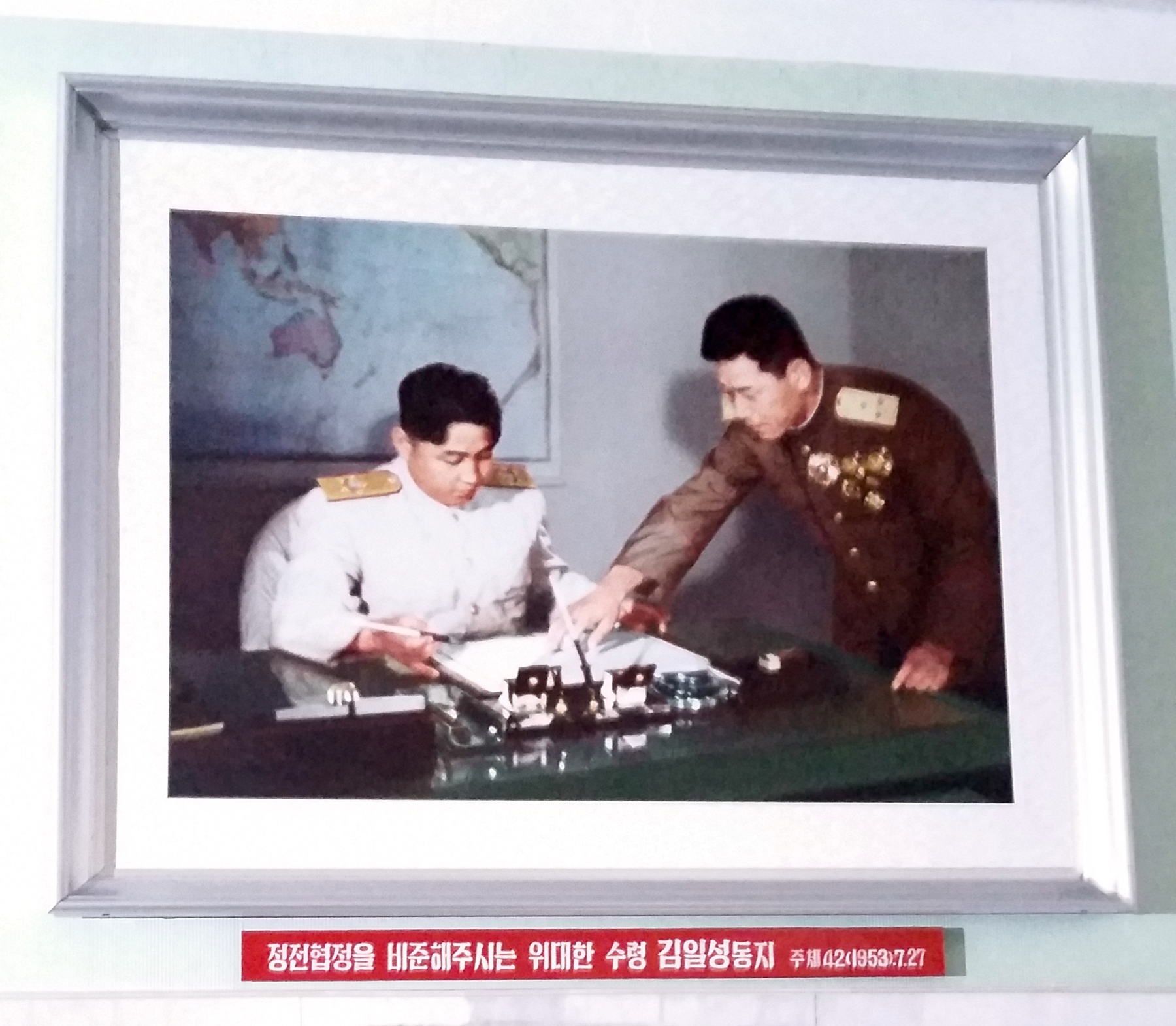 Il-sung or Jong-un? Only by reading the caption can we know for sure.