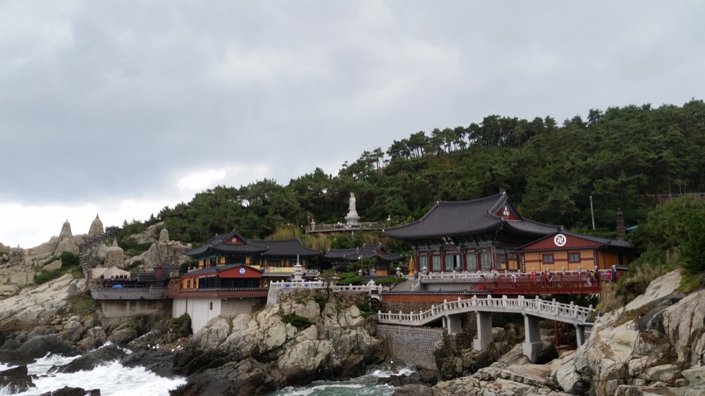 Haedong Yonggungsa Temple, beautifully situated on Korea's southern coast Haedong Yonggungsa Temple, beautifully situated on Korea's southern coast